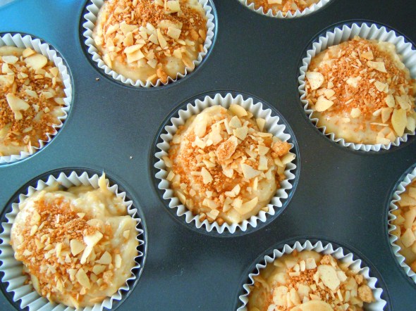banana almond muffins with brown sugar topping